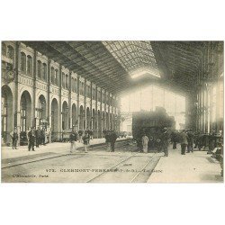 carte postale ancienne 63 CLERMONT-FERRAND. Train dans la Gare