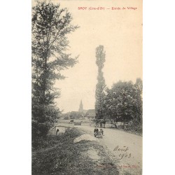 (21) SPOY. Entrée du Village avec enfants en brouette 1903