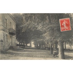 (21) MONTIGNY-S-VINGEANNE Place de 1830 avec lecteur de journal assis 1909