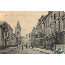 59 DOUAI. Rue de l'Université avec balayeur des rues 1907