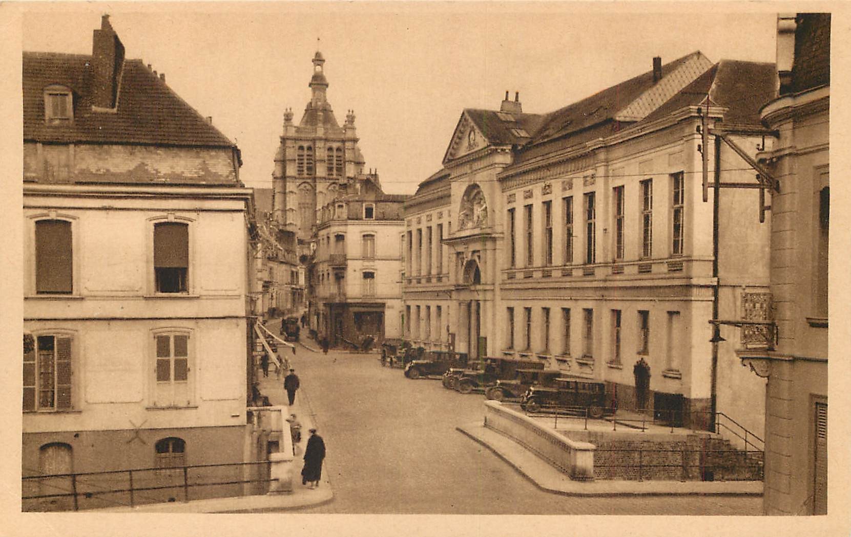 59 DOUAI. Le Palais de Justice avec voitures anciennes