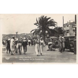 06 JUAN-LES-PINS. Les Pyjamas sur la Promenade 1932