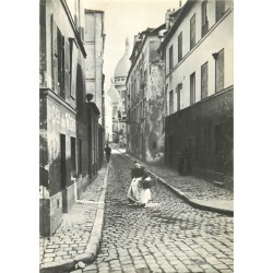 PARIS 18° Blanchisseuse à Montmartre près du Sacré-Coeur.