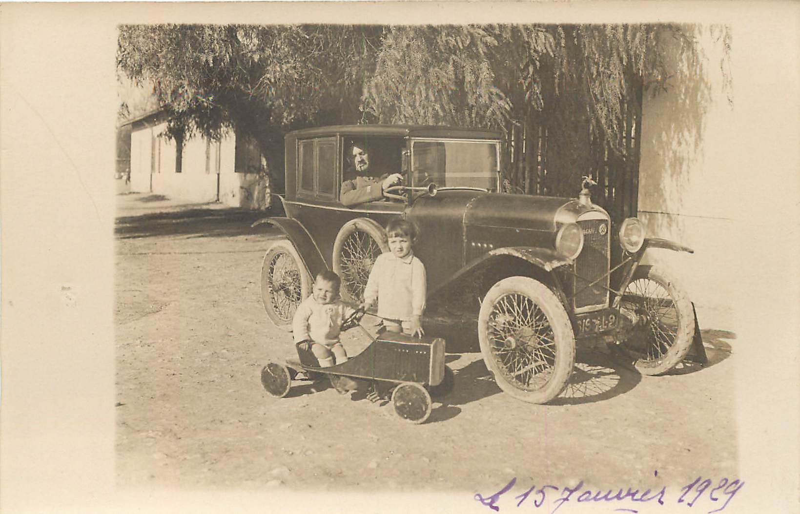 Photo Cpa d'une automobile " AMILCAR " et d'une voiturette jouet 1929