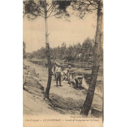 33 LE COURNEAU. Lavoir de Sénégalais sur le Canal