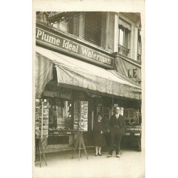 PARIS. Papeterie avec vente de cartes postale sur tourniquet et plume Ideal Waterman.