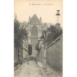60 BEAUVAIS. Rue Feutrier promeneur avec ses chiens 1908