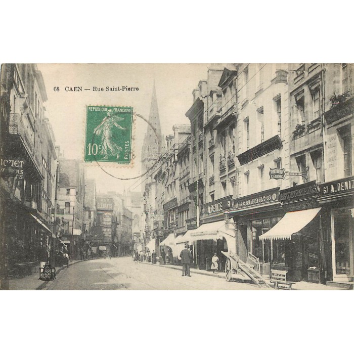 CPA SAINT PIERRE SUR DIVES (14) : Rue de Falaise animée   Épicerie