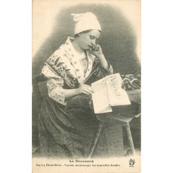 LA NORMANDIE. La Dentellière lisant son journal "Le Calvados"