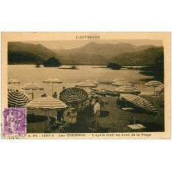 carte postale ancienne 63 LAC CHAMBON. Plage et parasols sur la Plage 1935