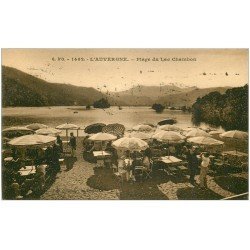 carte postale ancienne 63 LAC CHAMBON. Plage et parasols sur la terrasse de la Buvette 1932