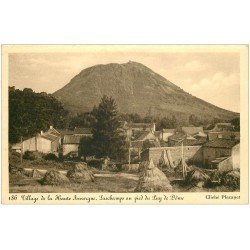 carte postale ancienne 63 LASCHAMPS. Le Village et meules de foin