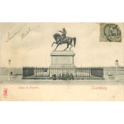 50 CHERBOURG. Statue de Napoléon 1905 avec veillards en discussion...