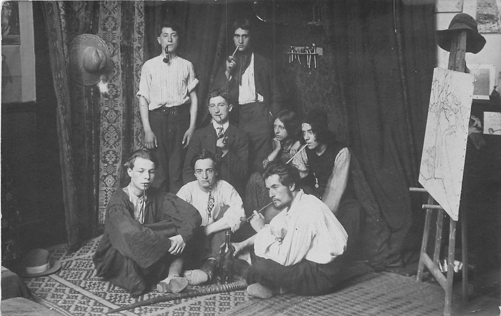 A IDENTIFIER. Photo Cpa Groupe d'artiste peintres fumant la pipe