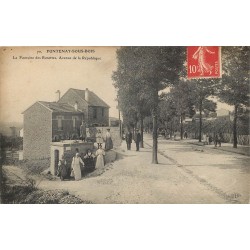 94 FONTENAY-SOUS-BOIS. La Fontaine des Rosettes avenue de la République vers 1910...