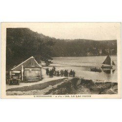 carte postale ancienne 63 LE LAC PAVIN. En attente du Passeur en barque 1931 camion ancien