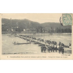 62 ARRAS. Construction d'un Pont de bateaux par le Génie 1906 Passage des troupes