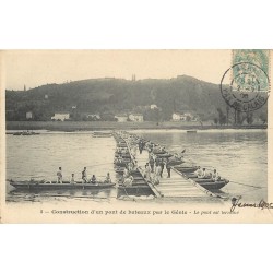 62 ARRAS. Construction d'un Pont de bateaux par le Génie 1906 le Pont est terminé