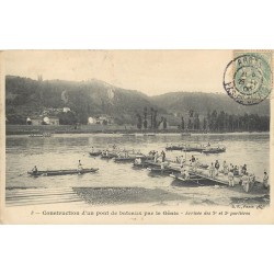 62 ARRAS. Construction d'un Pont de bateaux par le Génie 1906 arrivée des 2° et 3° portières