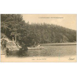 carte postale ancienne 63 LE LAC PAVIN. Une partie de Canotage