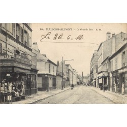 94 MAISONS-ALFORT. Bazar de la Mairie avec cartes postale sur Grande Rue 1916