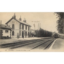 78 JUZIERS. Train locomotive dans la Gare