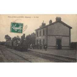 53 VILLAINES-LA-JUHEL. Train locomotine dans la Gare 1909