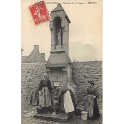 29 ROSCOFF. Femmes à la Fontaine de la Vierge 1909