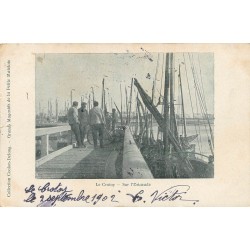 80 LE CROTOY. Pêcheurs et bateaux de Pêche sur l'Estacade 1902