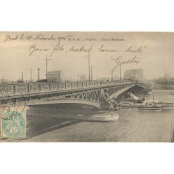 PARIS 15. Bateau avec cheminée rabatable sous le Pont Mirabeau 1905