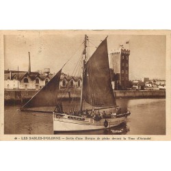 85 LES SABLES D'OLONNE. Sortie d'une Barque de pêche devant Tour Arundel 1937