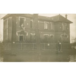 Sauvetage d'un bébé par la fenêtre d'un Pavillon au moyen d'une échelle Inondations de 1910