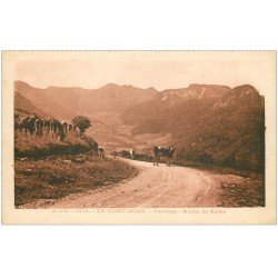 carte postale ancienne 63 LE MONT-DORE. Troupeau de Vaches Route de Besse 1930