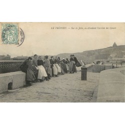 76 LE TREPORT. Sur la Jetée en attendant l'arrivée des Canots 1906