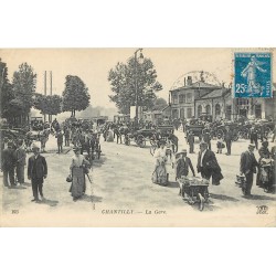 60 CHANTILLY. Enorme animation devant la Gare 1920