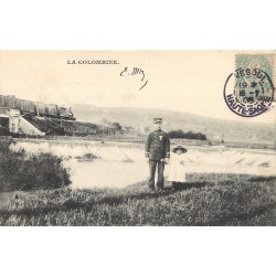 70 VESOUL LA COLOMBINE. Militaire et sa Fillette avec passage d'un train sur le Pont 1905