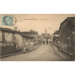 52 DOULEVANT-LE-CHATEAU. Cavaliers rue de la Gare 1904