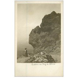 carte postale ancienne 63 LE PUY DE DOME. Femme élégante sur les Rochers. Carte de luxe épaisse