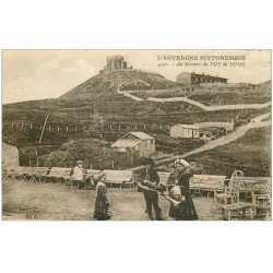 carte postale ancienne 63 LE PUY DE DOME. Joueur de Viole et Danseuse au Sommet 1929