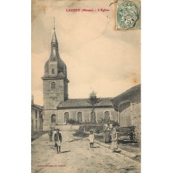 55 LAVOYE. L'Eglise avec animation vers 1905