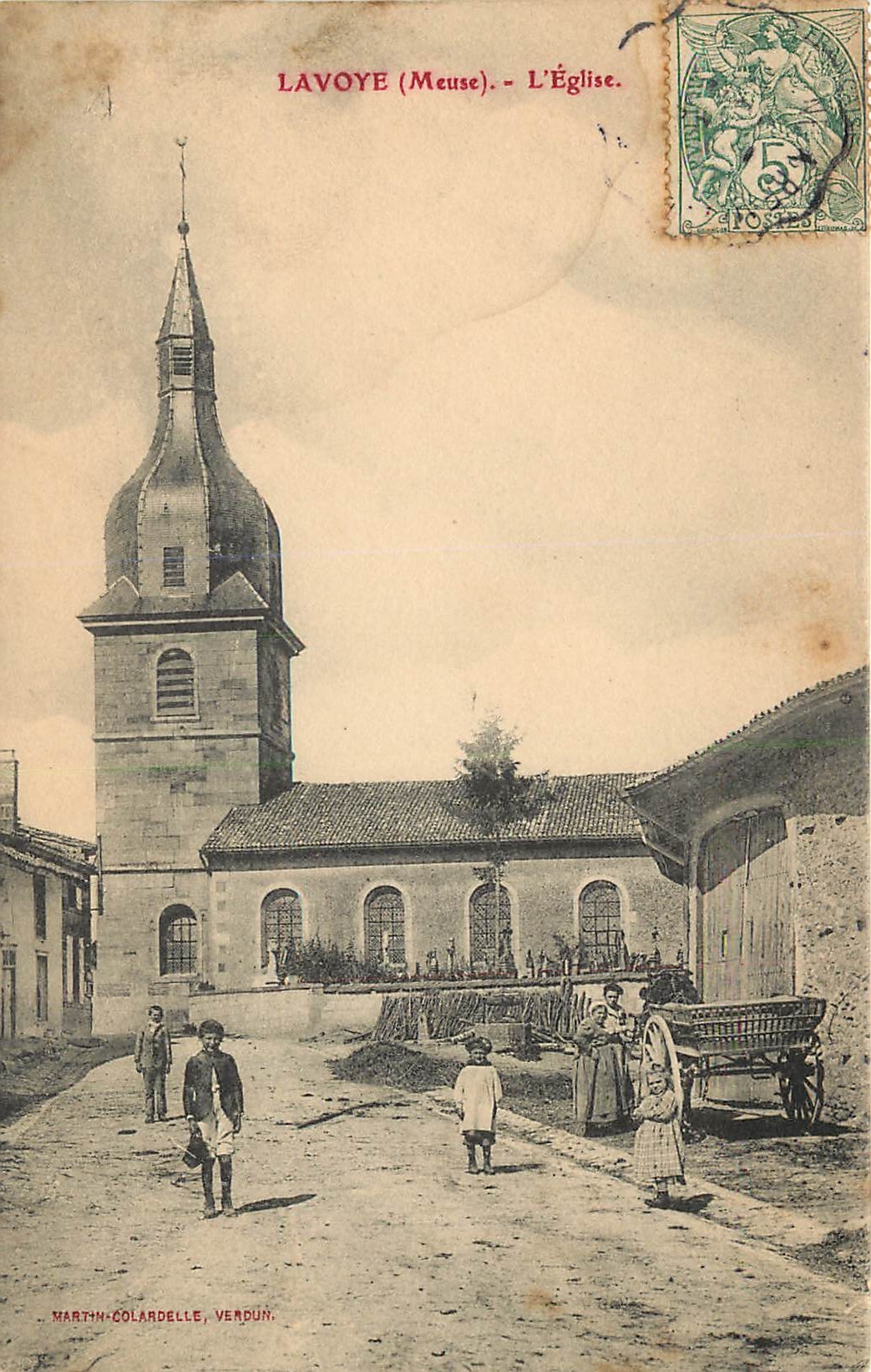 55 LAVOYE. L'Eglise avec animation vers 1905