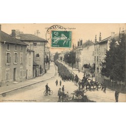 55 COMMERCY. Défilé militaire avec tambours rue des Capucins vers 1909
