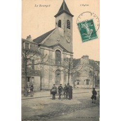 93 LE BOURGET. Le Facteur avec sa boîte en bois devant Commerce de vins et Eglise 1909