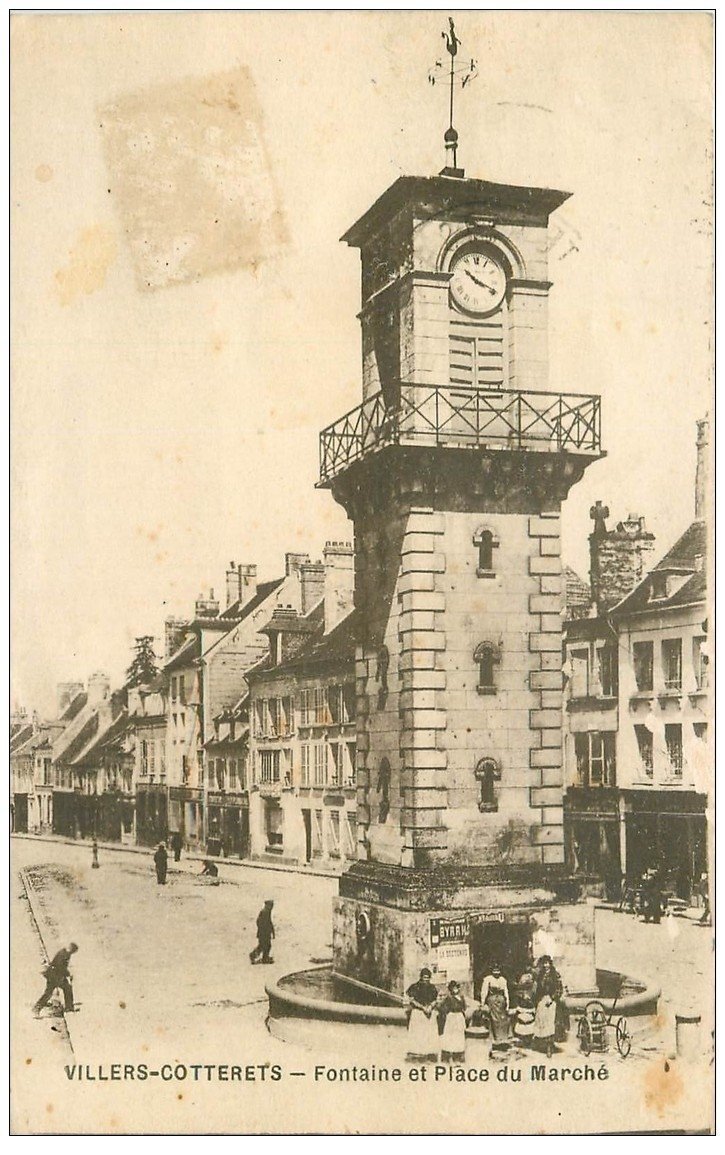 carte postale ancienne 02 VILLERS-COTTERETS. Fontaine et Beffroi Place du Marché 1920