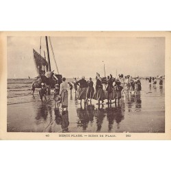 62 BERCK-PLAGE. Scène de Plage avec femmes de marins attendant l'arrivée des Pêcheurs