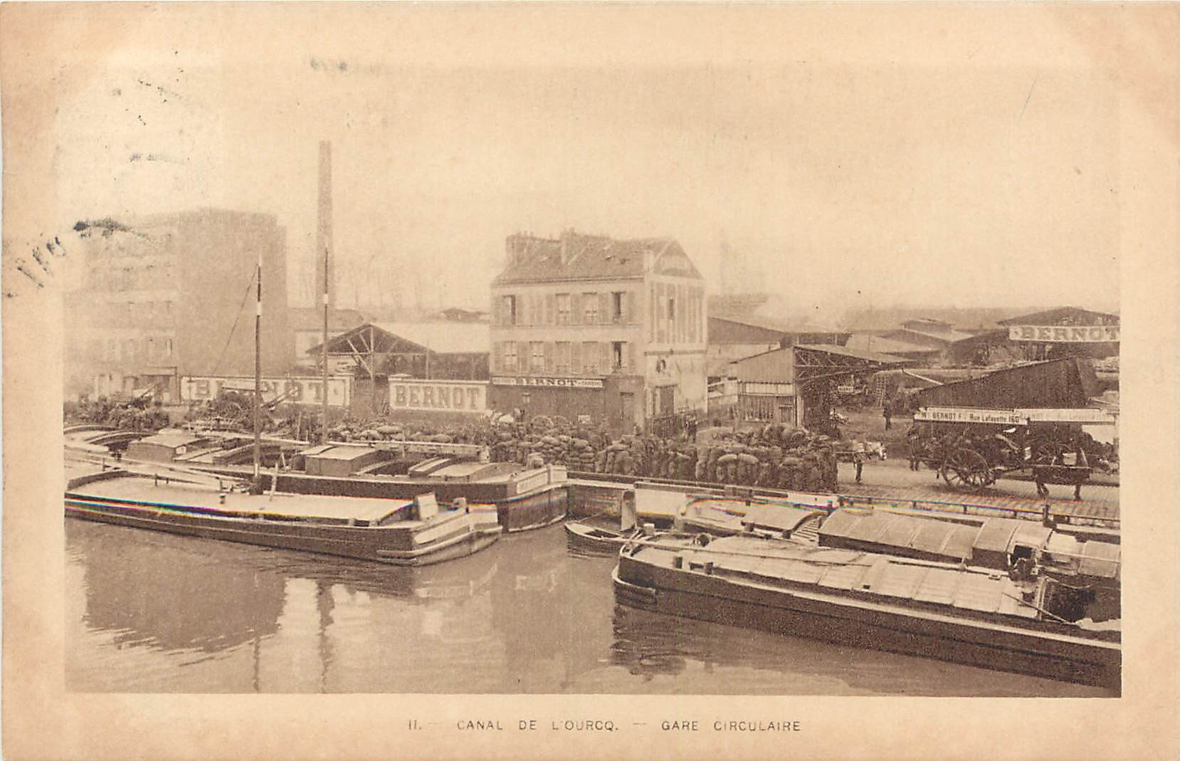 PARIS 19. Canal de l'Ourcq. Gare circulaire avec Péniches et Etablissement Bernot 1930
