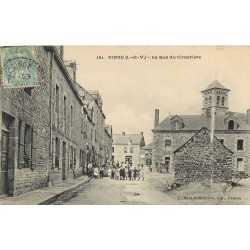 35 DINGE. La rue du Cimetière bien animée devant la Menuiserie 1906