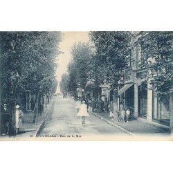 14 RIVA-BELLA. Rue de la Mer grosse animation vers 1929