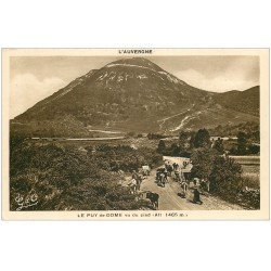 carte postale ancienne 63 LE PUY DE DOME. Voiture, Fermière et troupeau de Vaches