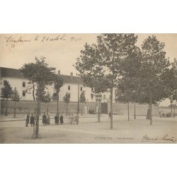 92 COURBEVOIE. Enfants devant les Casernes 1902